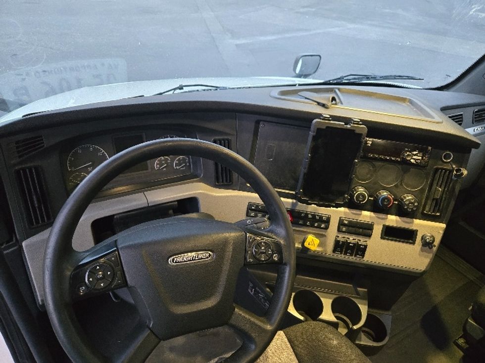 Sleeper Tractor-Heavy Duty Tractors-Freightliner-2020-T12664ST-Prince George-VA-565,276\n\t\tmiles-$ 53,750 - Image 11