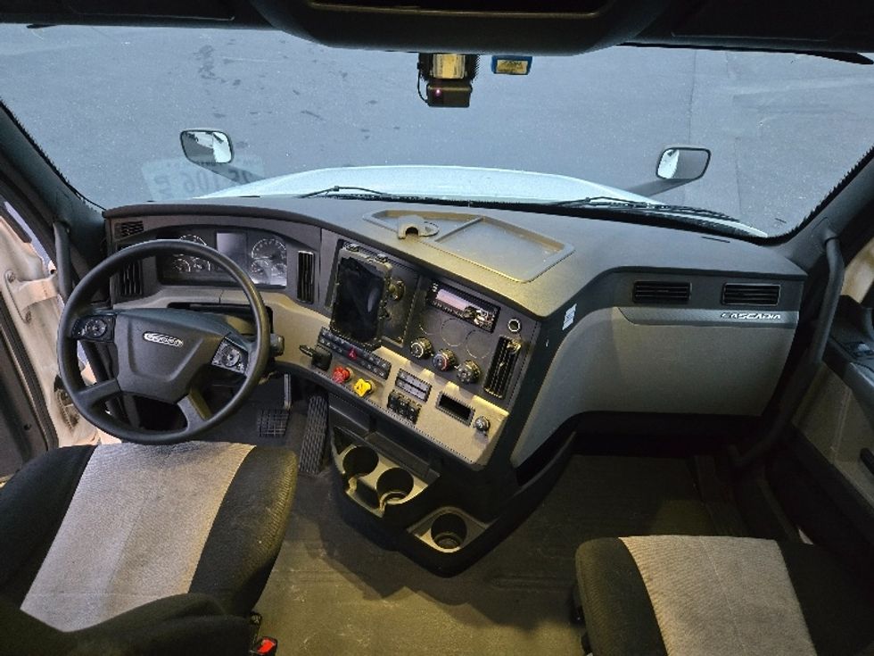 Sleeper Tractor-Heavy Duty Tractors-Freightliner-2020-T12664ST-Prince George-VA-565,276\n\t\tmiles-$ 53,750 - Image 12