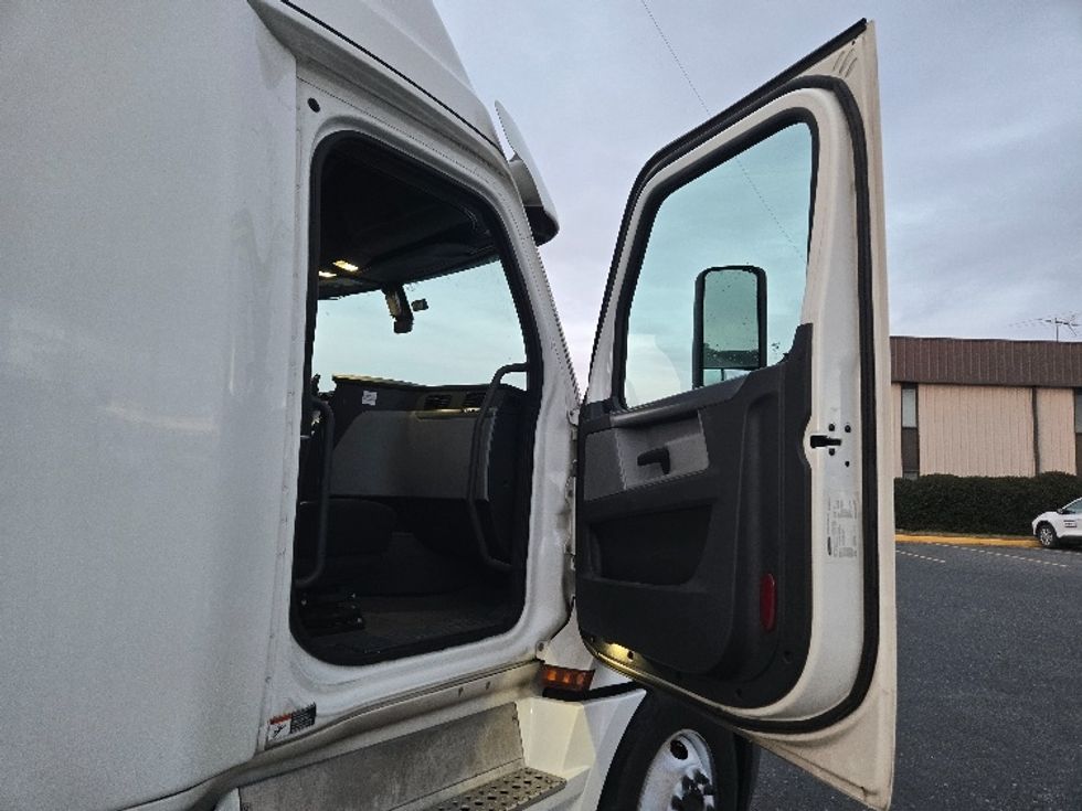 Sleeper Tractor-Heavy Duty Tractors-Freightliner-2020-T12664ST-Prince George-VA-565,276\n\t\tmiles-$ 53,750 - Image 13