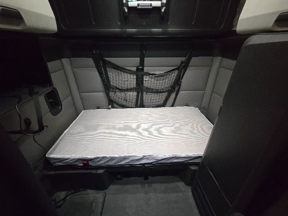 Sleeper Tractor-Heavy Duty Tractors-Freightliner-2020-T12664ST-Prince George-VA-565,276\n\t\tmiles-$ 53,750 - Image 16