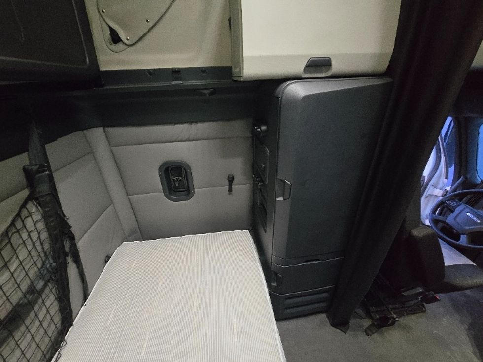 Sleeper Tractor-Heavy Duty Tractors-Freightliner-2020-T12664ST-Prince George-VA-565,276\n\t\tmiles-$ 53,750 - Image 18