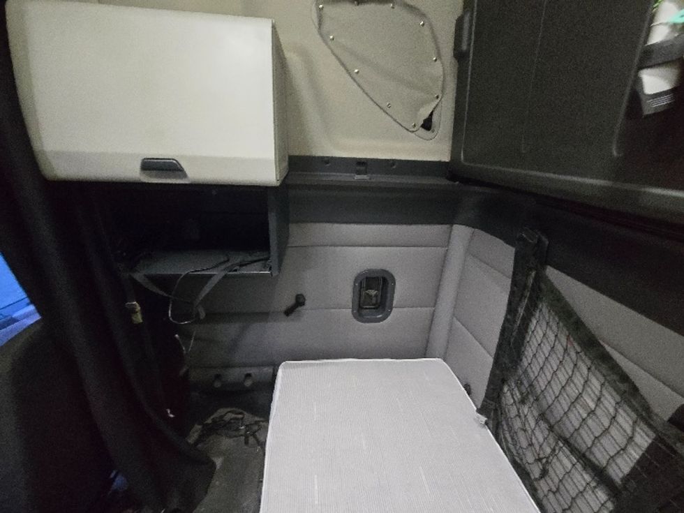 Sleeper Tractor-Heavy Duty Tractors-Freightliner-2020-T12664ST-Prince George-VA-565,276\n\t\tmiles-$ 53,750 - Image 19