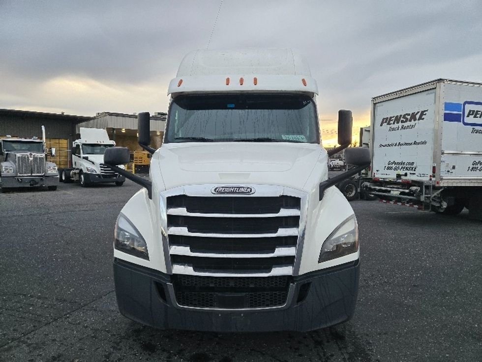 Sleeper Tractor-Heavy Duty Tractors-Freightliner-2020-T12664ST-Prince George-VA-565,276\n\t\tmiles-$ 53,750 - Image 2