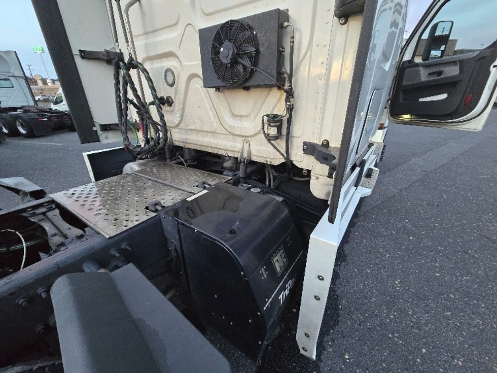 Sleeper Tractor-Heavy Duty Tractors-Freightliner-2020-T12664ST-Prince George-VA-565,276\n\t\tmiles-$ 53,750 - Image 22