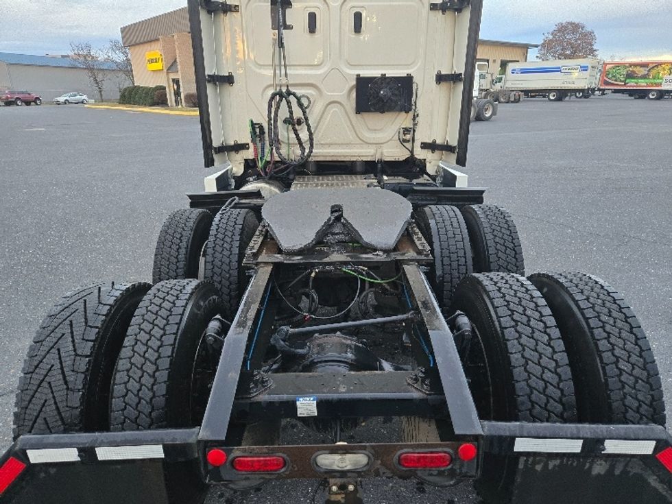 Sleeper Tractor-Heavy Duty Tractors-Freightliner-2020-T12664ST-Prince George-VA-565,276\n\t\tmiles-$ 53,750 - Image 6