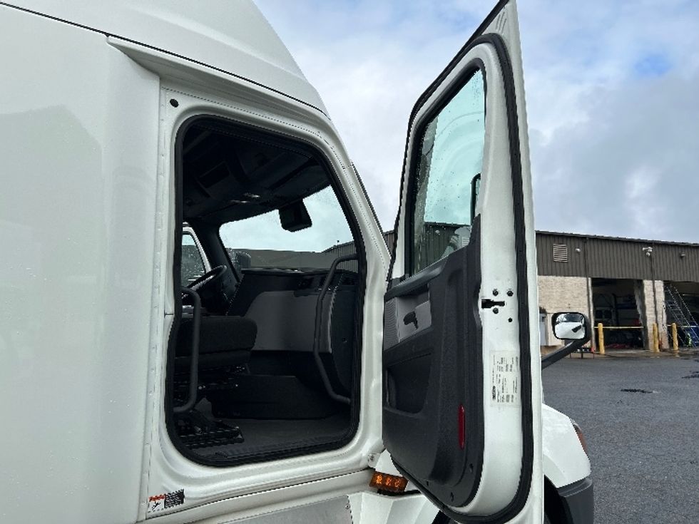 Sleeper Tractor-Heavy Duty Tractors-Freightliner-2020-T12664ST-Prince George-VA-602,840\n\t\tmiles-$ 53,250 - Image 12