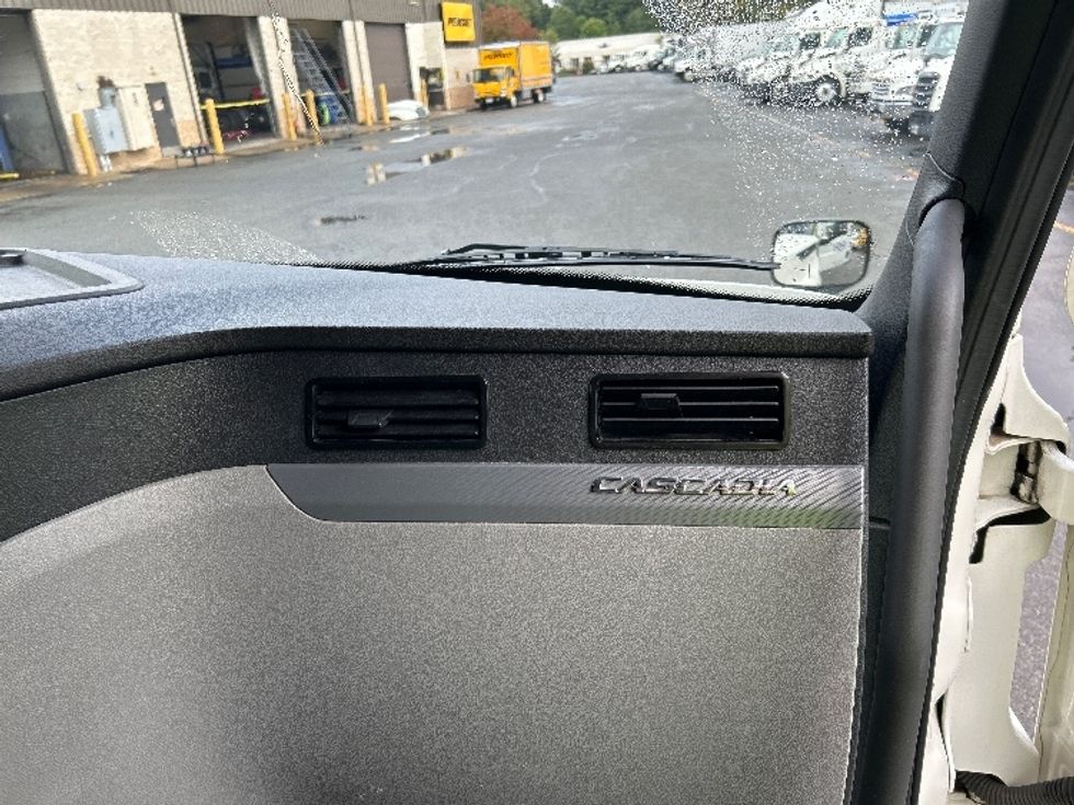 Sleeper Tractor-Heavy Duty Tractors-Freightliner-2020-T12664ST-Prince George-VA-602,840\n\t\tmiles-$ 53,250 - Image 13