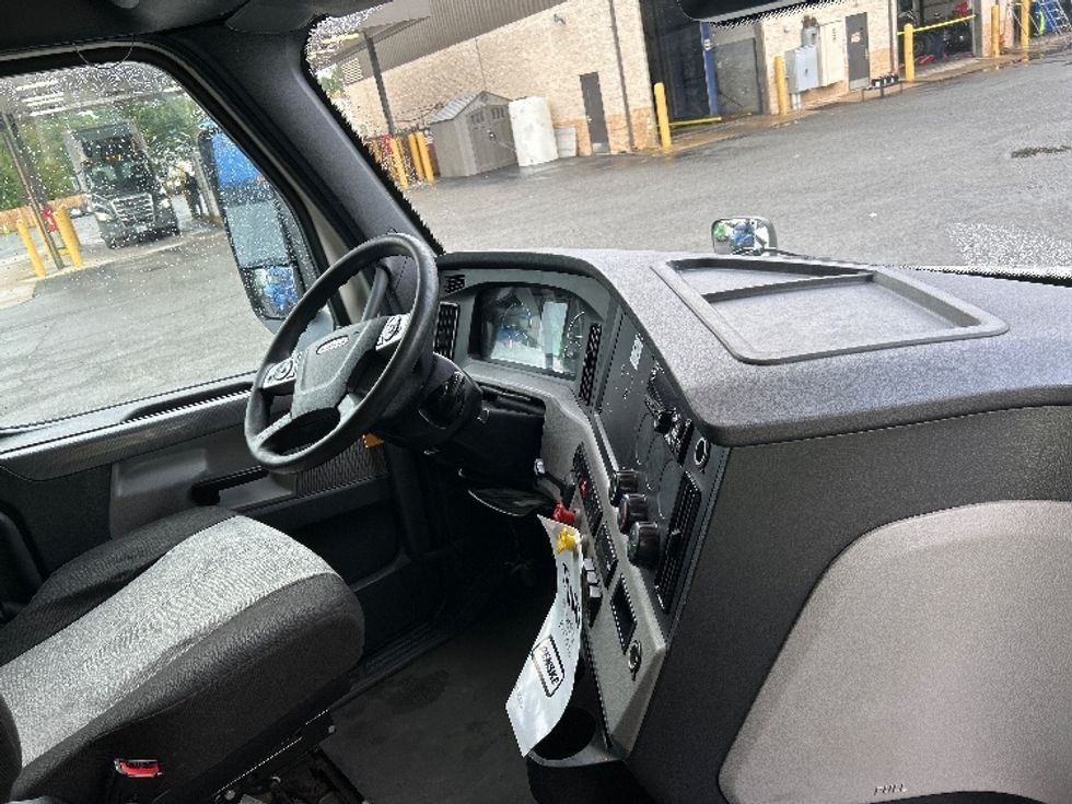 Sleeper Tractor-Heavy Duty Tractors-Freightliner-2020-T12664ST-Prince George-VA-602,840\n\t\tmiles-$ 53,250 - Image 14