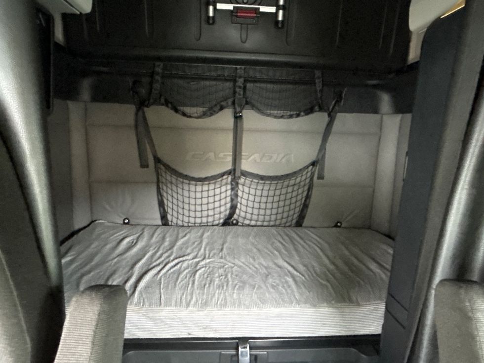 Sleeper Tractor-Heavy Duty Tractors-Freightliner-2020-T12664ST-Prince George-VA-602,840\n\t\tmiles-$ 53,250 - Image 15