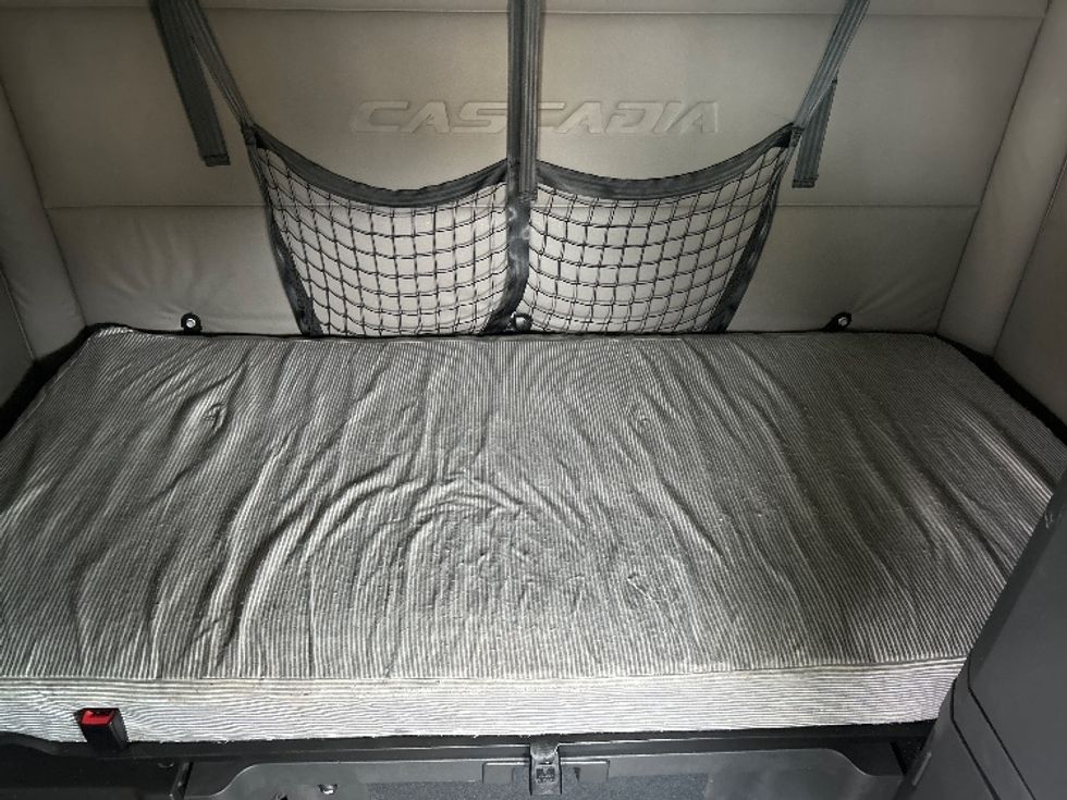 Sleeper Tractor-Heavy Duty Tractors-Freightliner-2020-T12664ST-Prince George-VA-602,840\n\t\tmiles-$ 53,250 - Image 16