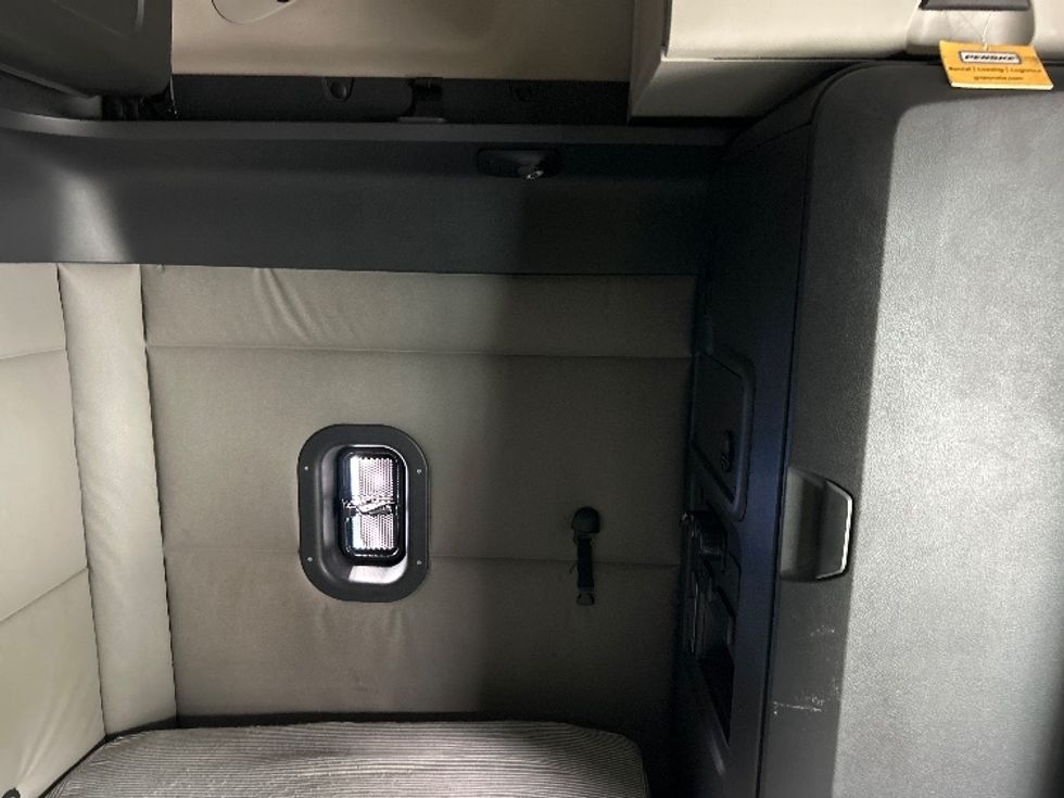 Sleeper Tractor-Heavy Duty Tractors-Freightliner-2020-T12664ST-Prince George-VA-602,840\n\t\tmiles-$ 53,250 - Image 17