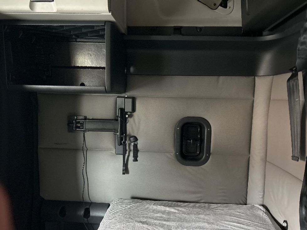 Sleeper Tractor-Heavy Duty Tractors-Freightliner-2020-T12664ST-Prince George-VA-602,840\n\t\tmiles-$ 53,250 - Image 18