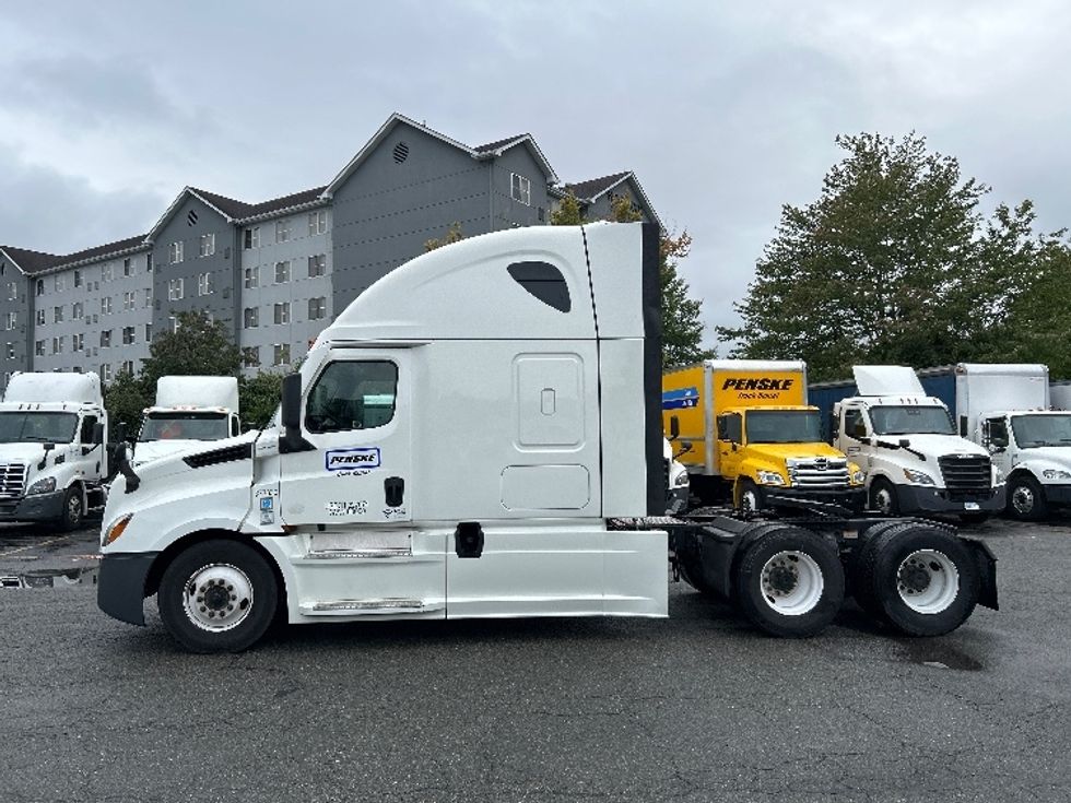 Sleeper Tractor-Heavy Duty Tractors-Freightliner-2020-T12664ST-Prince George-VA-602,840\n\t\tmiles-$ 53,250 - Image 3