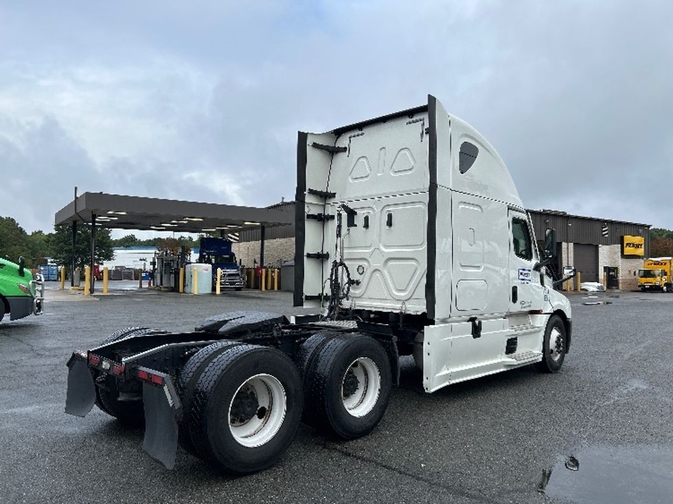 Sleeper Tractor-Heavy Duty Tractors-Freightliner-2020-T12664ST-Prince George-VA-602,840\n\t\tmiles-$ 53,250 - Image 6