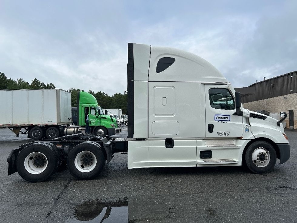 Sleeper Tractor-Heavy Duty Tractors-Freightliner-2020-T12664ST-Prince George-VA-602,840\n\t\tmiles-$ 53,250 - Image 7
