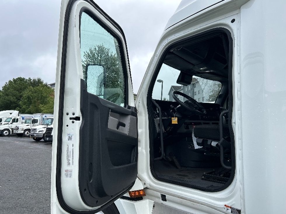 Sleeper Tractor-Heavy Duty Tractors-Freightliner-2020-T12664ST-Prince George-VA-602,840\n\t\tmiles-$ 53,250 - Image 8