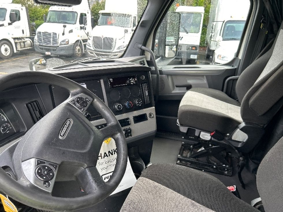 Sleeper Tractor-Heavy Duty Tractors-Freightliner-2020-T12664ST-Prince George-VA-602,840\n\t\tmiles-$ 53,250 - Image 9