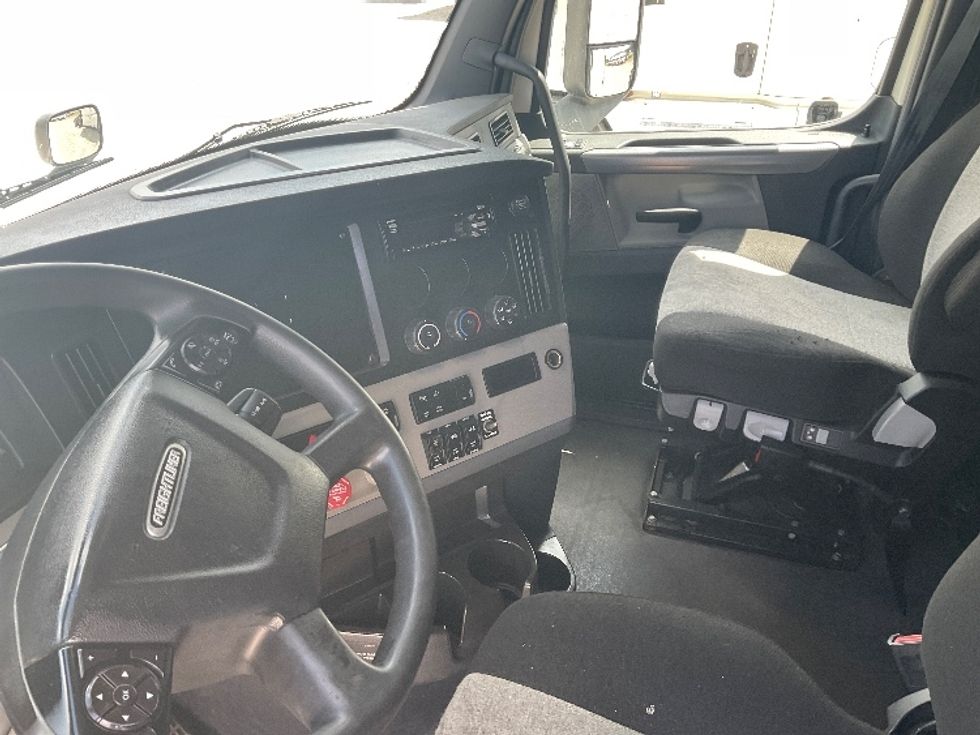 Sleeper Tractor-Heavy Duty Tractors-Freightliner-2020-T12664ST-Prince George-VA-691,027\n\t\tmiles-$ 48,750 - Image 10