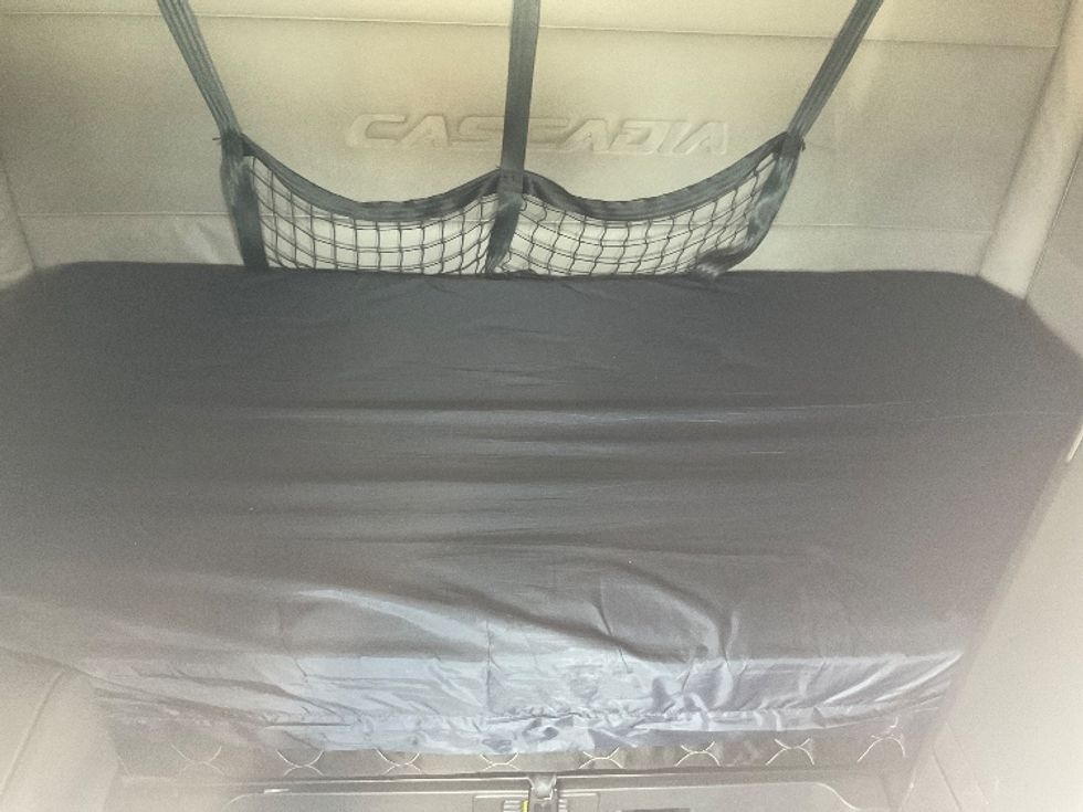 Sleeper Tractor-Heavy Duty Tractors-Freightliner-2020-T12664ST-Prince George-VA-691,027\n\t\tmiles-$ 48,750 - Image 17