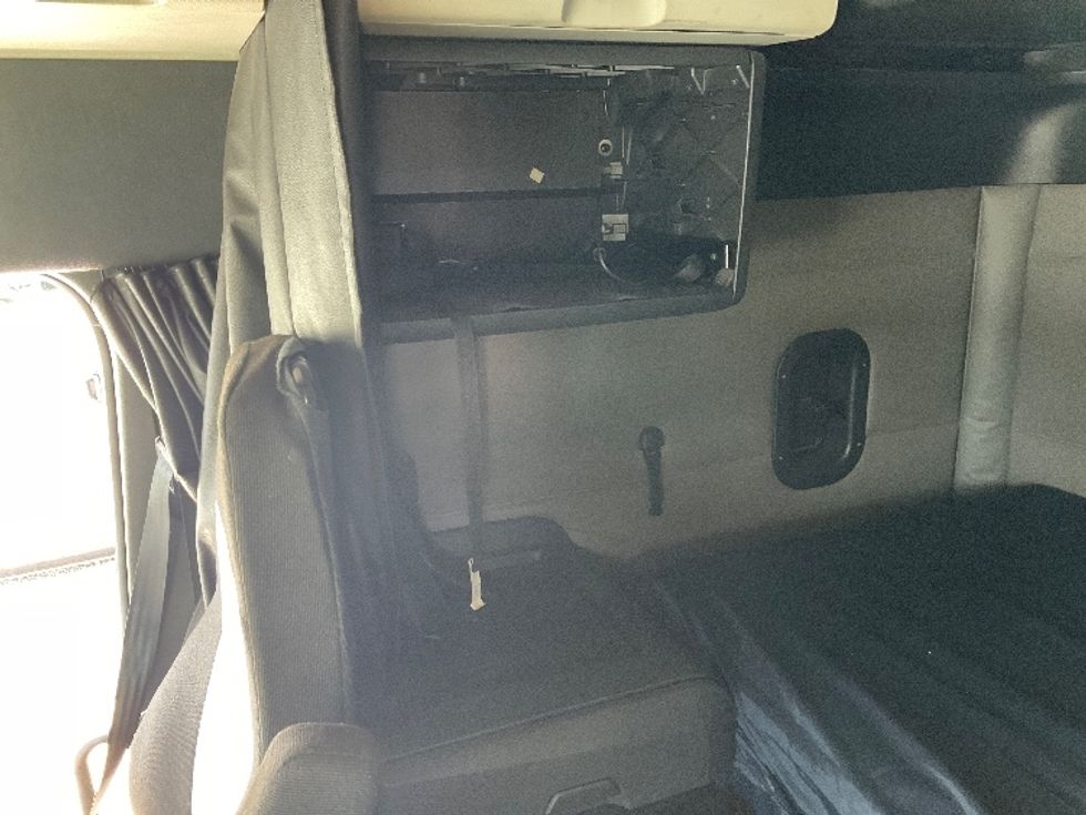 Sleeper Tractor-Heavy Duty Tractors-Freightliner-2020-T12664ST-Prince George-VA-691,027\n\t\tmiles-$ 48,750 - Image 19