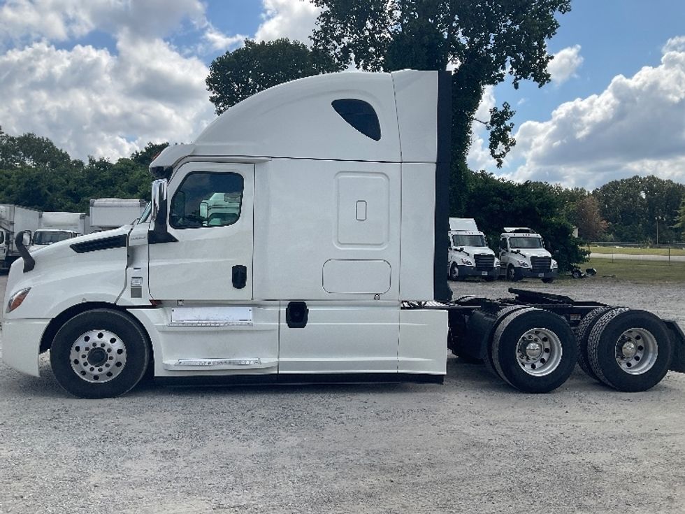 Sleeper Tractor-Heavy Duty Tractors-Freightliner-2020-T12664ST-Prince George-VA-691,027\n\t\tmiles-$ 48,750 - Image 4