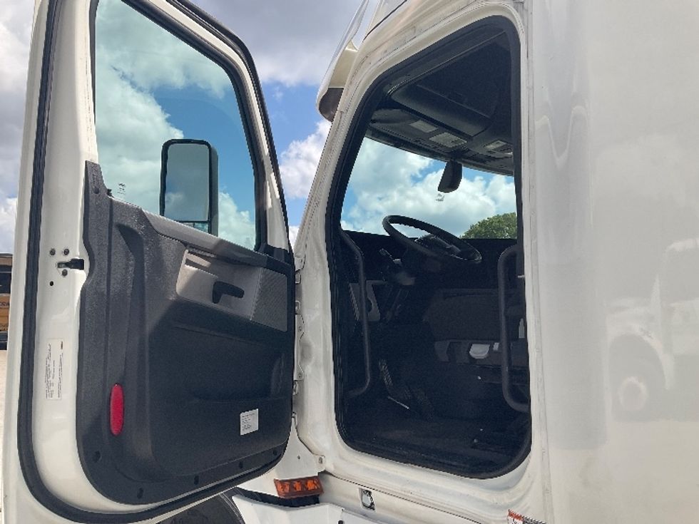 Sleeper Tractor-Heavy Duty Tractors-Freightliner-2020-T12664ST-Prince George-VA-691,027\n\t\tmiles-$ 48,750 - Image 9