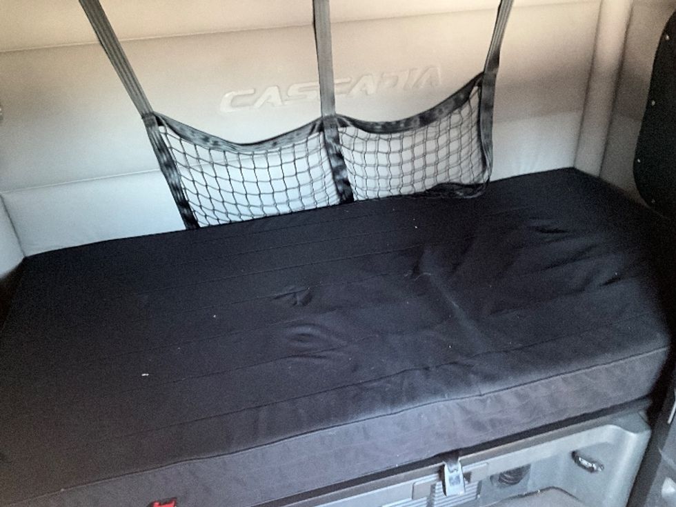 Sleeper Tractor-Heavy Duty Tractors-Freightliner-2020-T12664ST-Reading-PA-506,497\n\t\tmiles-$ 54,250 - Image 17