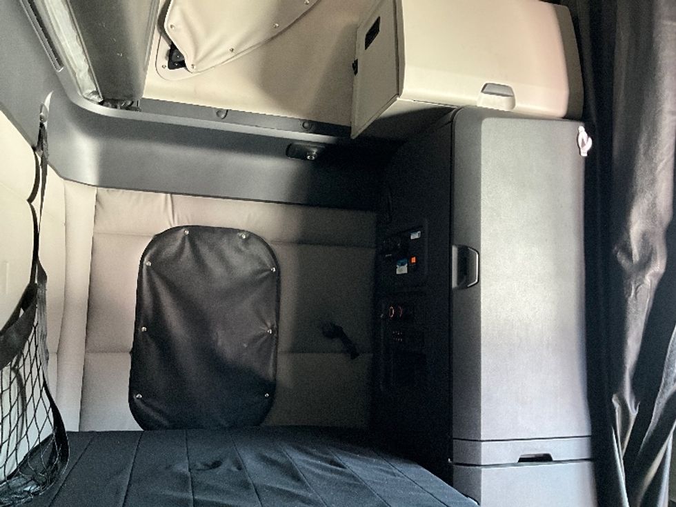 Sleeper Tractor-Heavy Duty Tractors-Freightliner-2020-T12664ST-Reading-PA-506,497\n\t\tmiles-$ 54,250 - Image 18