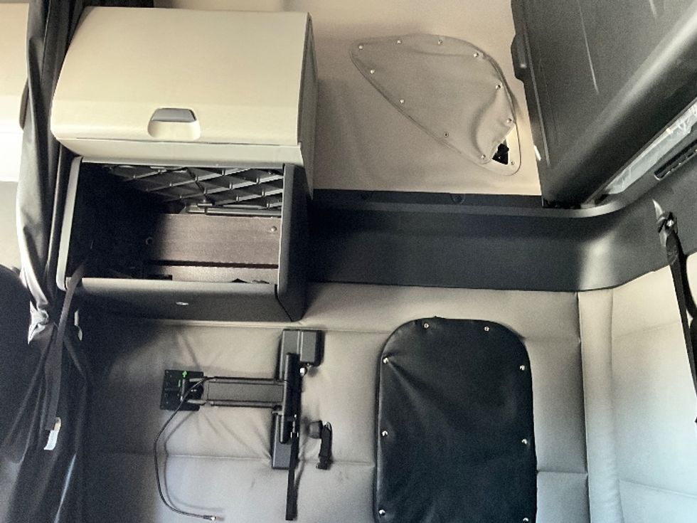 Sleeper Tractor-Heavy Duty Tractors-Freightliner-2020-T12664ST-Reading-PA-506,497\n\t\tmiles-$ 54,250 - Image 19