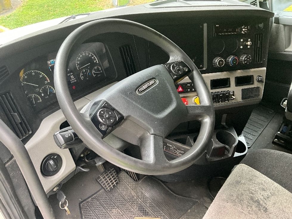 Sleeper Tractor-Heavy Duty Tractors-Freightliner-2020-T12664ST-Reading-PA-517,500\n\t\tmiles-$ 59,250 - Image 10