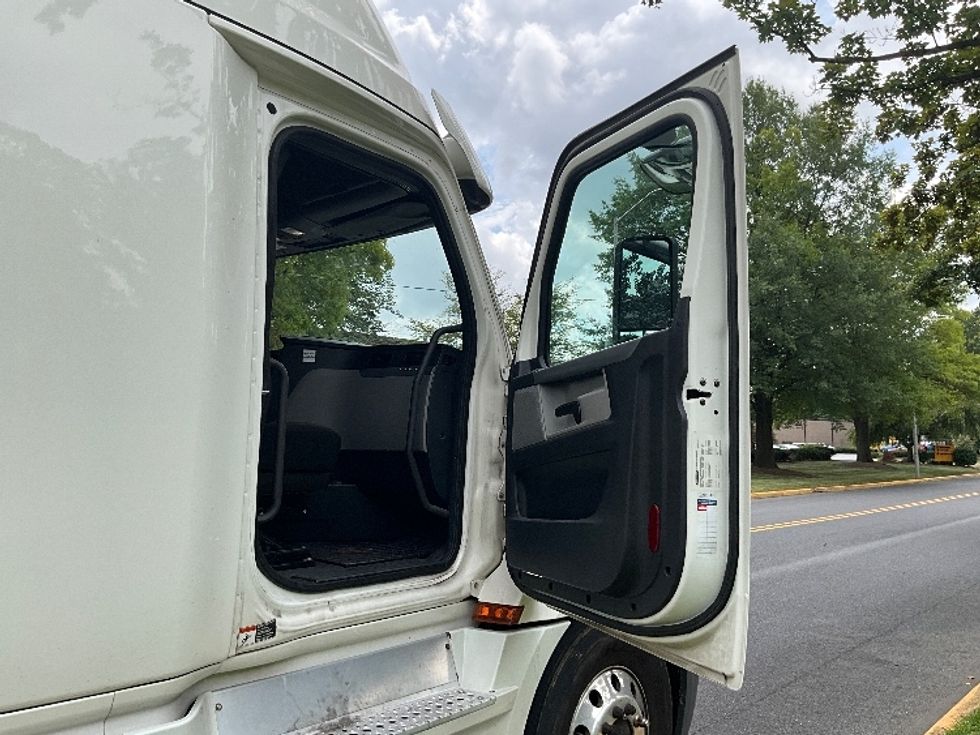 Sleeper Tractor-Heavy Duty Tractors-Freightliner-2020-T12664ST-Reading-PA-517,500\n\t\tmiles-$ 59,250 - Image 13
