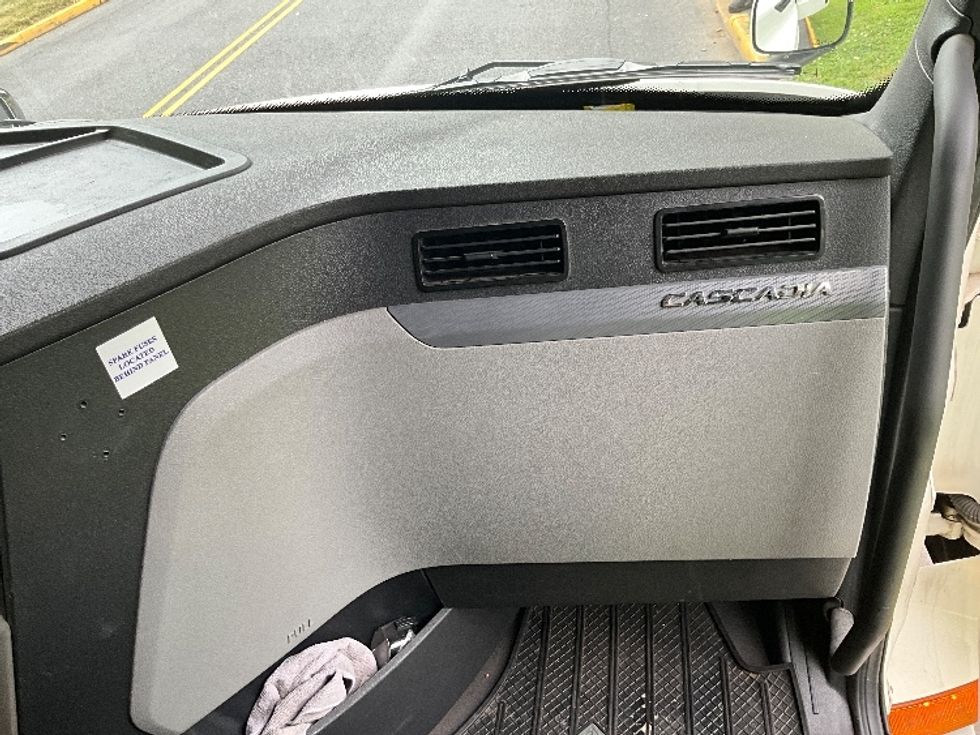 Sleeper Tractor-Heavy Duty Tractors-Freightliner-2020-T12664ST-Reading-PA-517,500\n\t\tmiles-$ 59,250 - Image 14