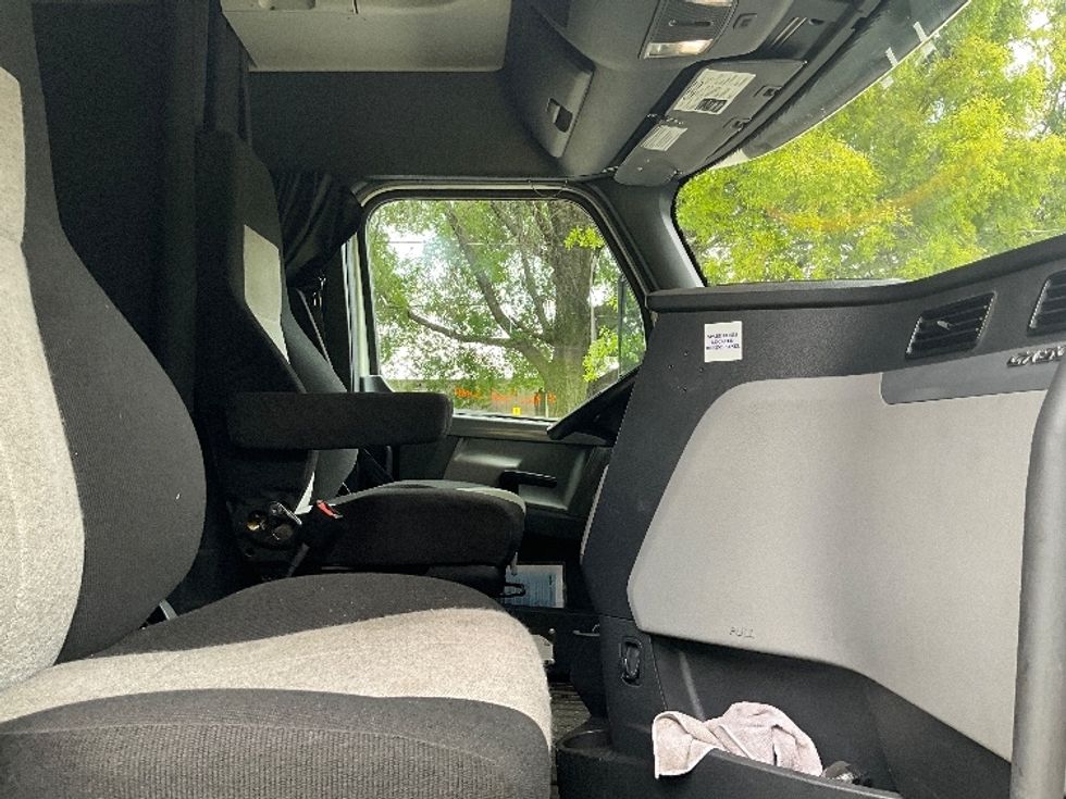 Sleeper Tractor-Heavy Duty Tractors-Freightliner-2020-T12664ST-Reading-PA-517,500\n\t\tmiles-$ 59,250 - Image 15