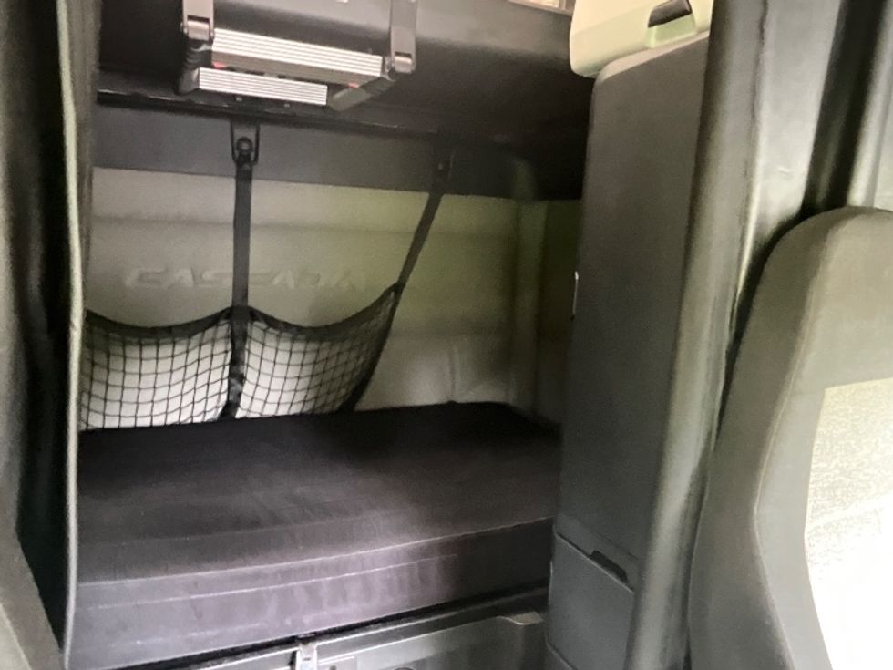 Sleeper Tractor-Heavy Duty Tractors-Freightliner-2020-T12664ST-Reading-PA-517,500\n\t\tmiles-$ 59,250 - Image 16