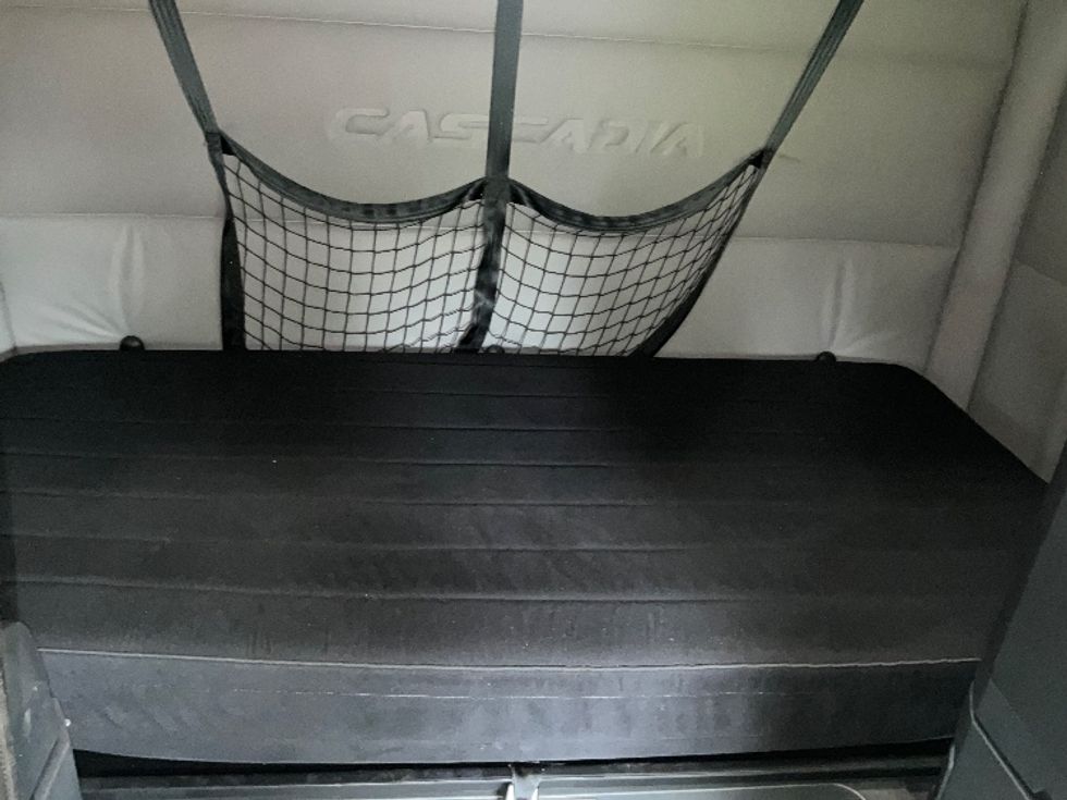 Sleeper Tractor-Heavy Duty Tractors-Freightliner-2020-T12664ST-Reading-PA-517,500\n\t\tmiles-$ 59,250 - Image 17