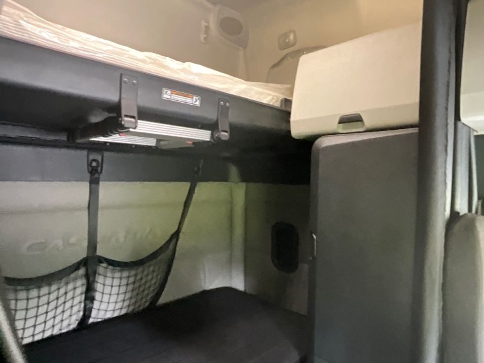 Sleeper Tractor-Heavy Duty Tractors-Freightliner-2020-T12664ST-Reading-PA-517,500\n\t\tmiles-$ 59,250 - Image 18