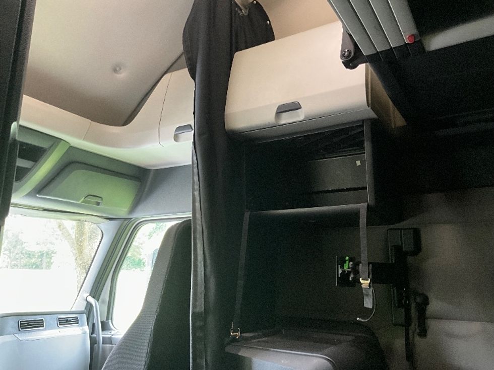 Sleeper Tractor-Heavy Duty Tractors-Freightliner-2020-T12664ST-Reading-PA-517,500\n\t\tmiles-$ 59,250 - Image 19