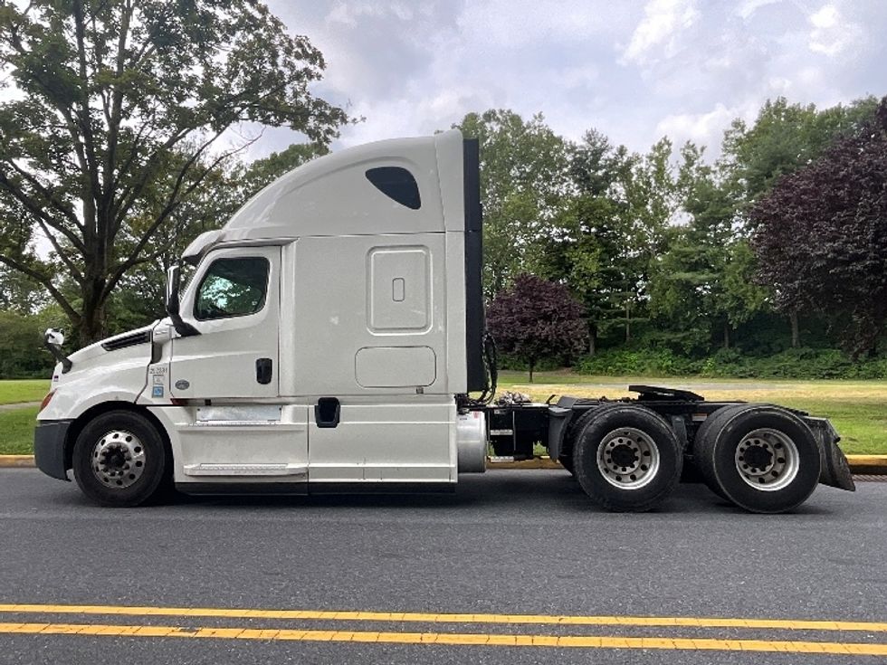 Sleeper Tractor-Heavy Duty Tractors-Freightliner-2020-T12664ST-Reading-PA-517,500\n\t\tmiles-$ 59,250 - Image 4