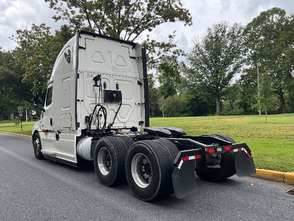 Sleeper Tractor-Heavy Duty Tractors-Freightliner-2020-T12664ST-Reading-PA-517,500\n\t\tmiles-$ 59,250 - Image 5
