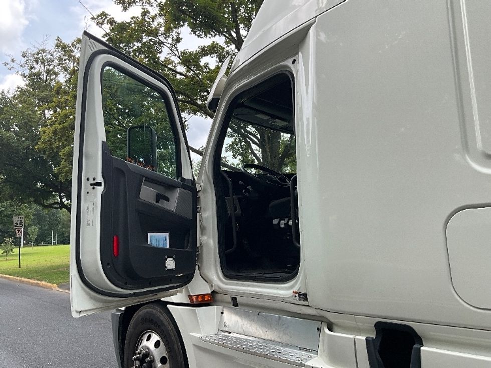 Sleeper Tractor-Heavy Duty Tractors-Freightliner-2020-T12664ST-Reading-PA-517,500\n\t\tmiles-$ 59,250 - Image 9