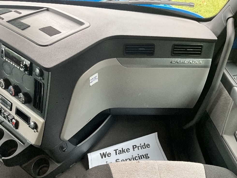 Sleeper Tractor-Heavy Duty Tractors-Freightliner-2020-T12664ST-Reading-PA-518,476\n\t\tmiles-$ 58,250 - Image 14