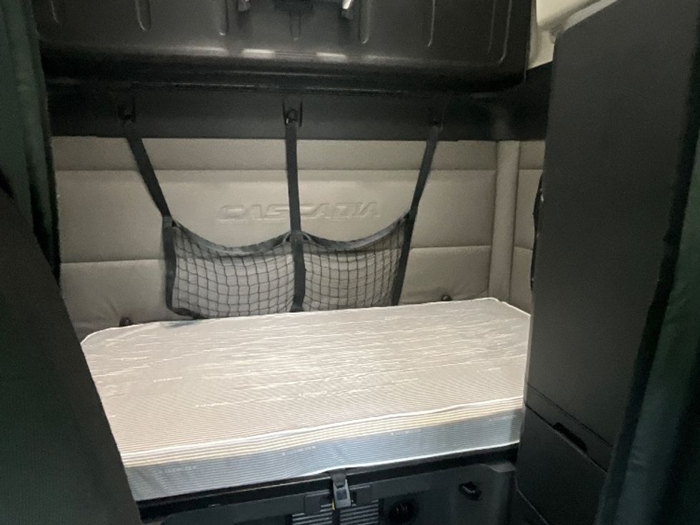 Sleeper Tractor-Heavy Duty Tractors-Freightliner-2020-T12664ST-Reading-PA-518,476\n\t\tmiles-$ 58,250 - Image 16