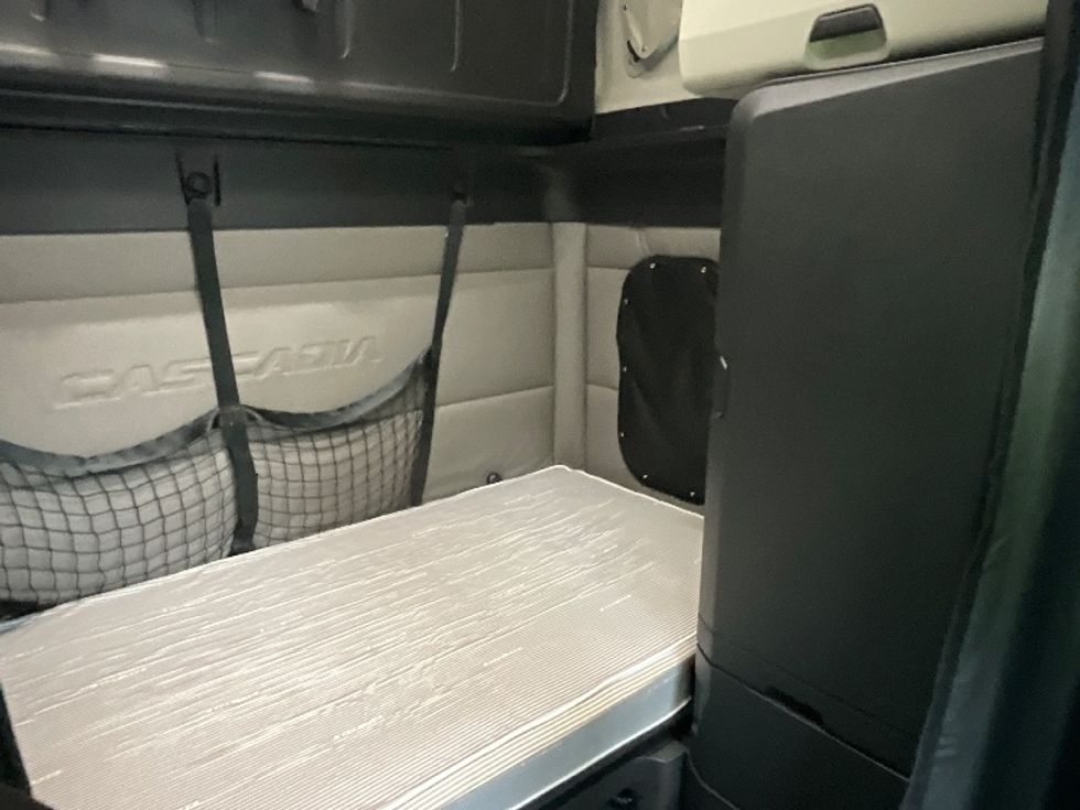 Sleeper Tractor-Heavy Duty Tractors-Freightliner-2020-T12664ST-Reading-PA-518,476\n\t\tmiles-$ 58,250 - Image 18