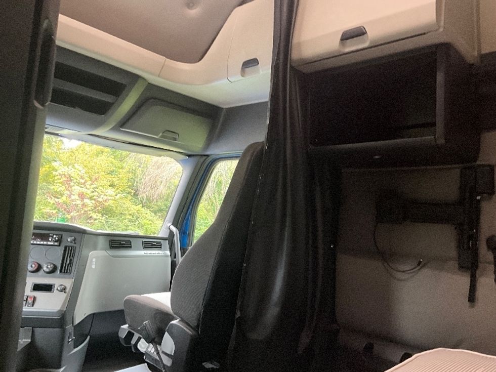 Sleeper Tractor-Heavy Duty Tractors-Freightliner-2020-T12664ST-Reading-PA-518,476\n\t\tmiles-$ 58,250 - Image 19