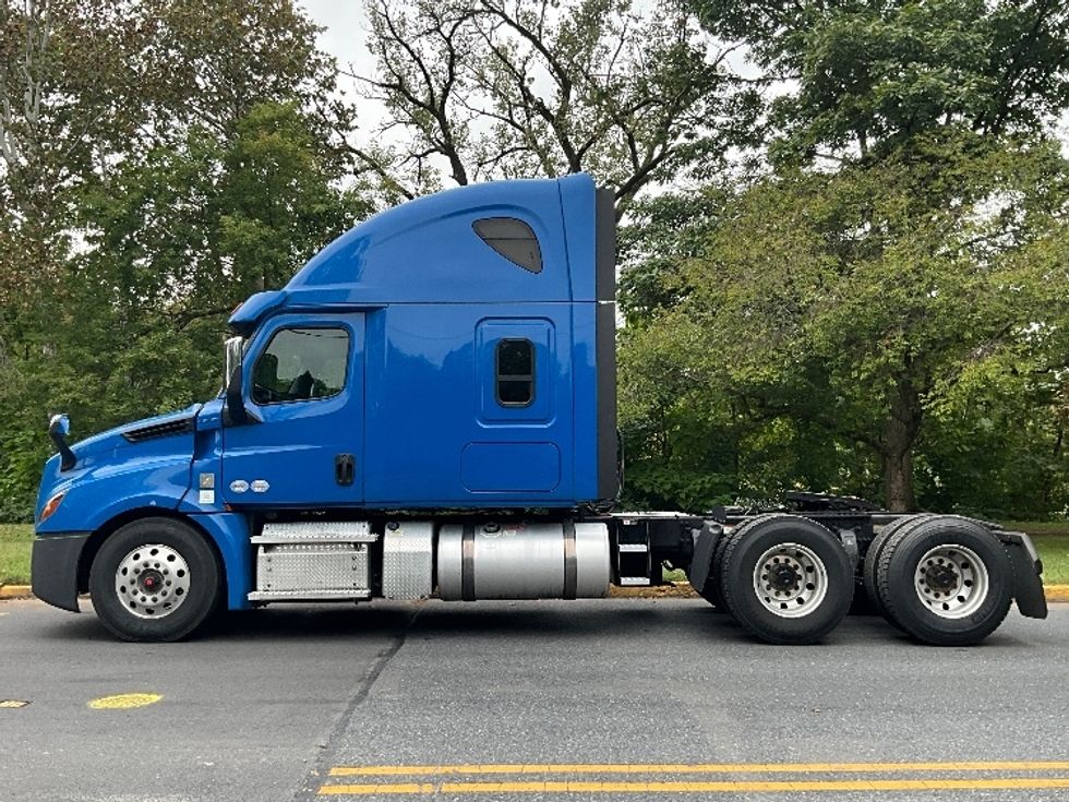 Sleeper Tractor-Heavy Duty Tractors-Freightliner-2020-T12664ST-Reading-PA-518,476\n\t\tmiles-$ 58,250 - Image 4
