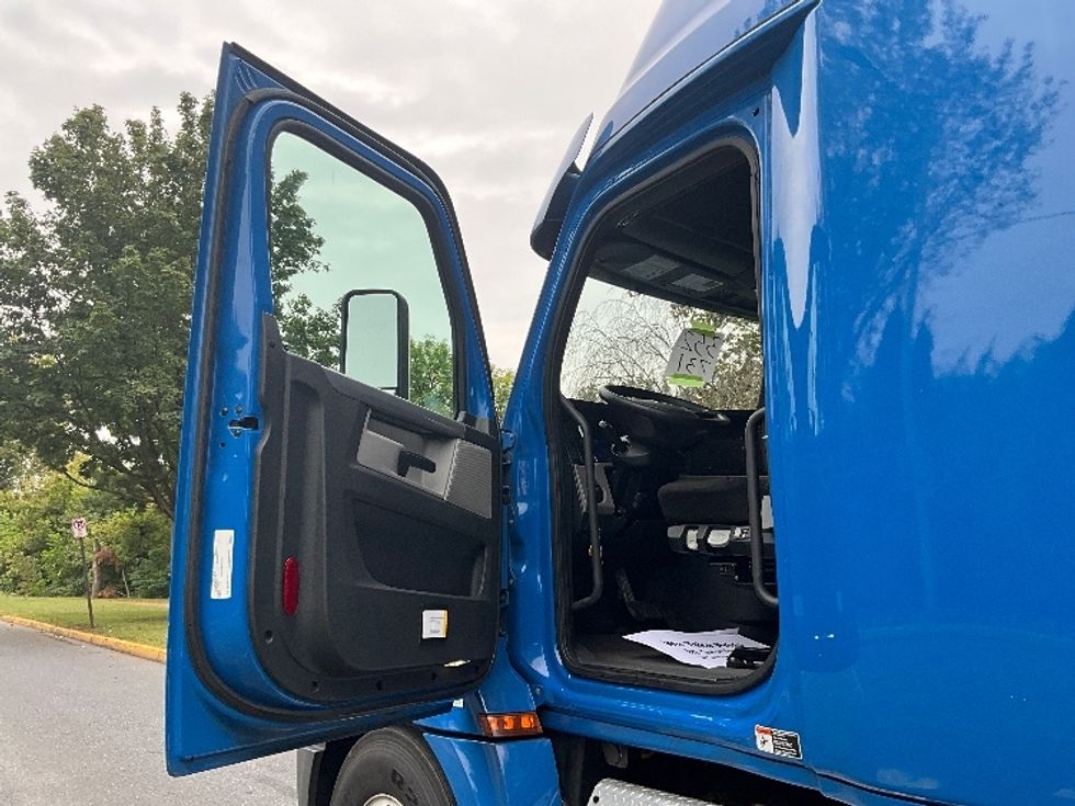 Sleeper Tractor-Heavy Duty Tractors-Freightliner-2020-T12664ST-Reading-PA-518,476\n\t\tmiles-$ 58,250 - Image 9
