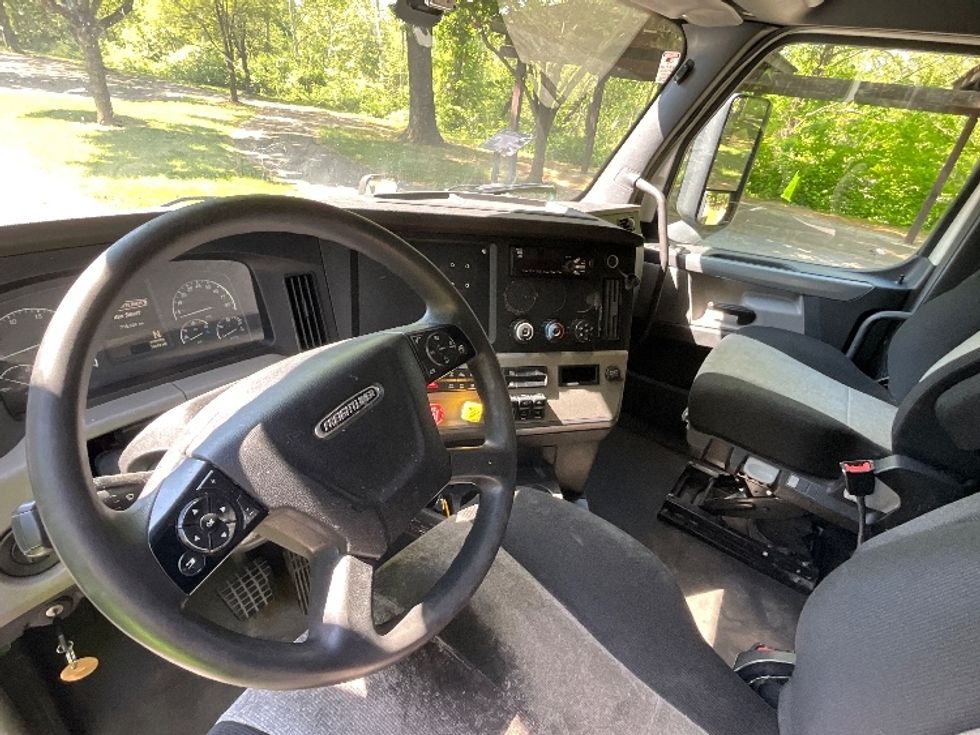Sleeper Tractor-Heavy Duty Tractors-Freightliner-2020-T12664ST-Reading-PA-714,412\n\t\tmiles-$ 46,000 - Image 10