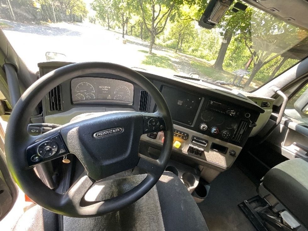 Sleeper Tractor-Heavy Duty Tractors-Freightliner-2020-T12664ST-Reading-PA-714,412\n\t\tmiles-$ 46,000 - Image 11