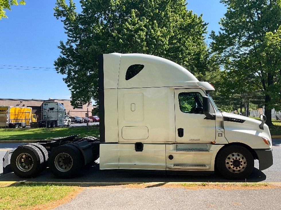 Sleeper Tractor-Heavy Duty Tractors-Freightliner-2020-T12664ST-Reading-PA-714,412\n\t\tmiles-$ 46,000 - Image 8