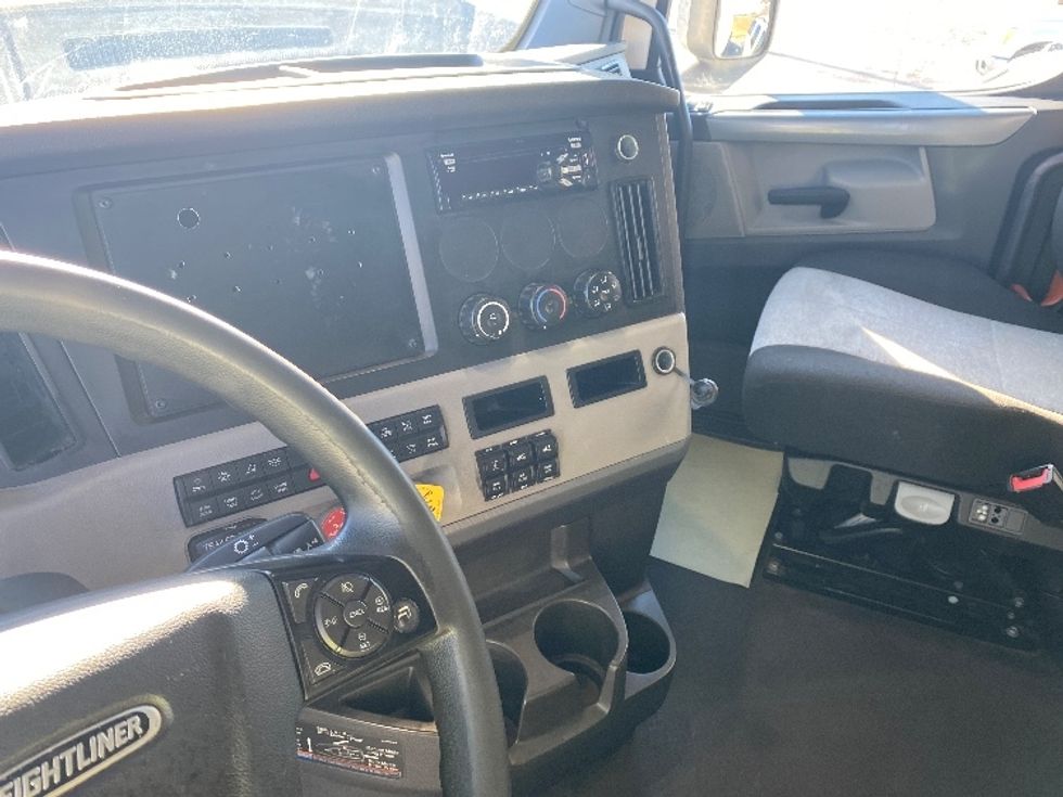 Sleeper Tractor-Heavy Duty Tractors-Freightliner-2020-T12664ST-Resaca-GA-382,095\n\t\tmiles-$ 65,000 - Image 12